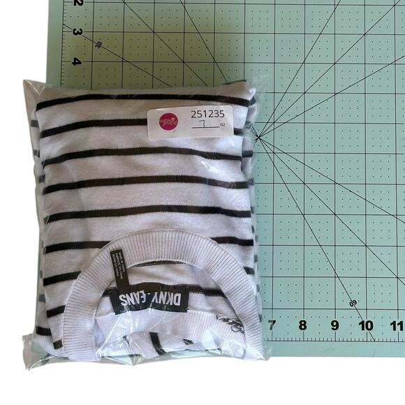 Womens Top Size Medium Black White Puffy Shoulder 3/4 Sleeve Sweater - Picture 6 of 6